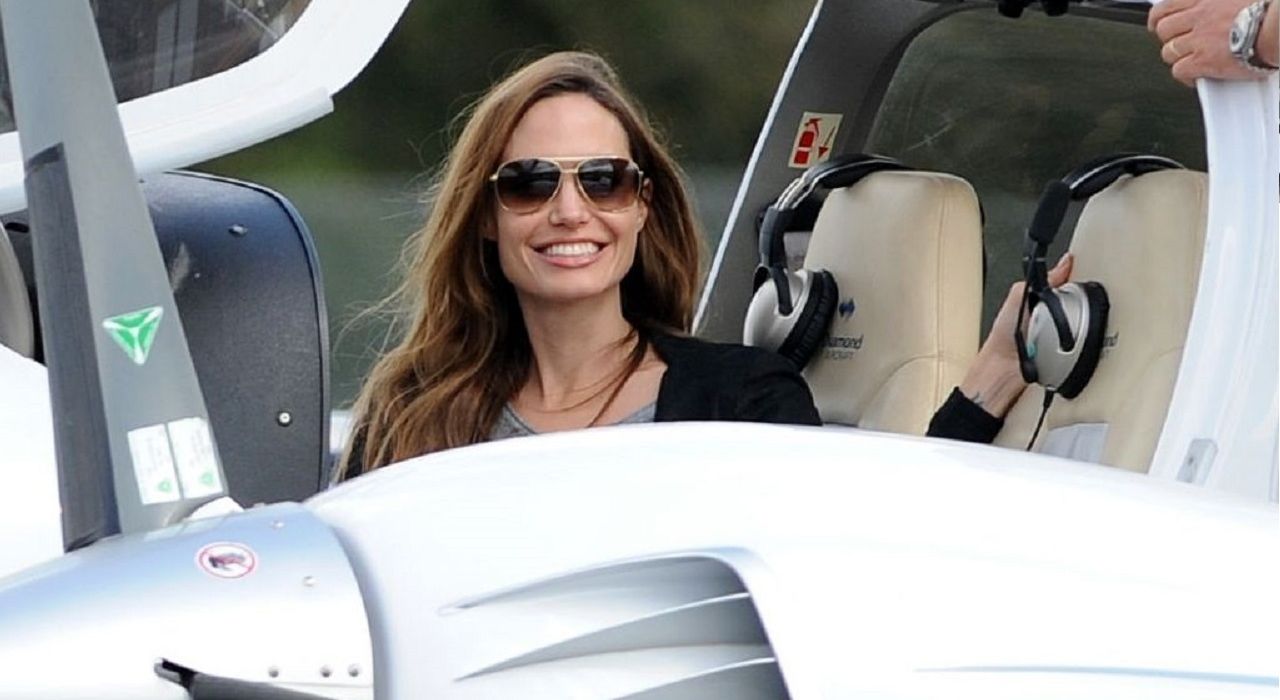 В сети появилось видео, на котором Анджелина Джоли управляет самолетом