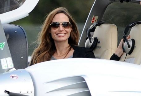 В сети появилось видео, на котором Анджелина Джоли управляет самолетом