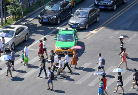 В Китае борются с пешеходами, нарушающими правила дорожного движения. Их поливают водой