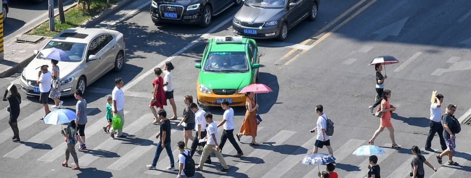 В Китае борются с пешеходами, нарушающими правила дорожного движения. Их поливают водой