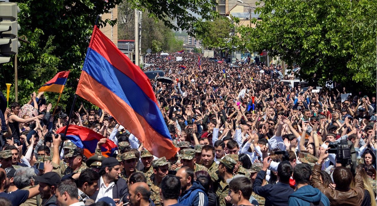Кризис в Армении: протестующие блокируют дороги после поражения Пашиняна на выборах