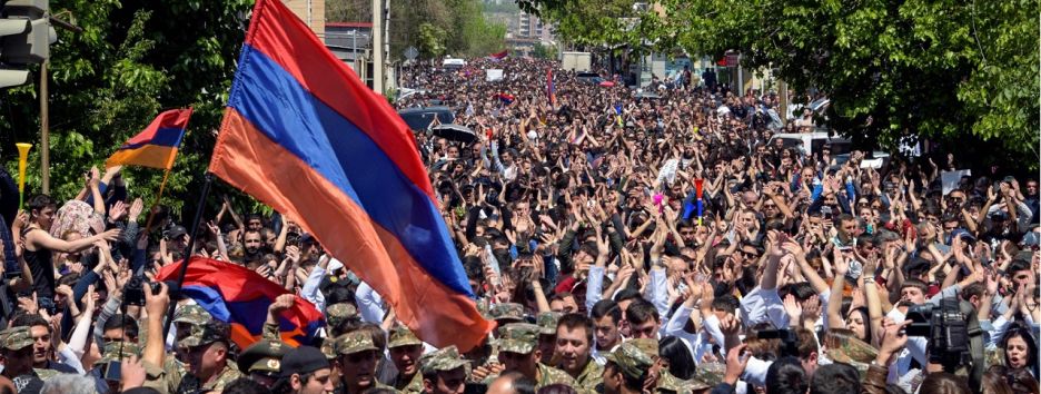 Кризис в Армении: протестующие блокируют дороги после поражения Пашиняна на выборах