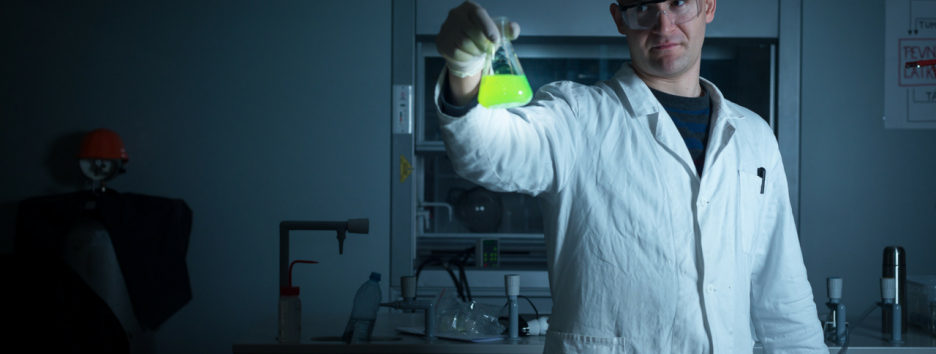 Ученые издеваются над стоковыми фото, которые неправильно показывают их работу