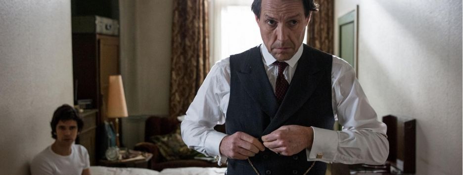 Хью Грант и Бен Уишоу в новом трейлере сериала «Очень английский скандал»