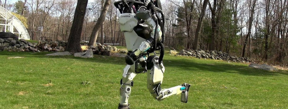 Теперь роботы Boston Dynamics бегают по лесу и патрулируют двор
