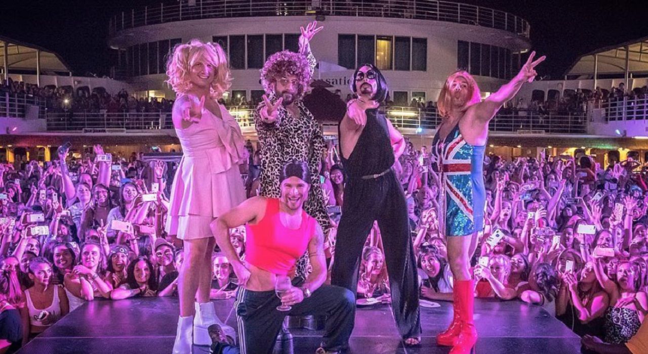 Ностальгия по 90-м: Backstreet Boys выступили в костюмах Spice Girls