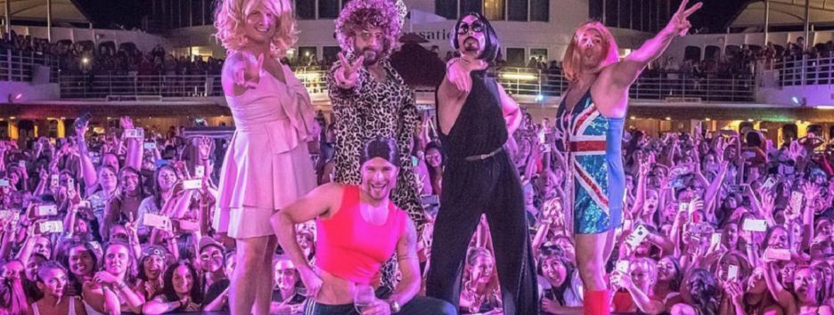 Ностальгия по 90-м: Backstreet Boys выступили в костюмах Spice Girls