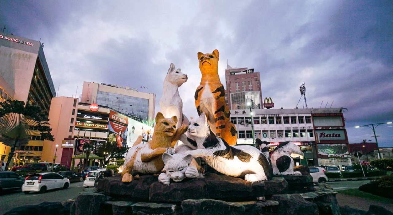 Почему малазийский город Кучинг так помешан на котах