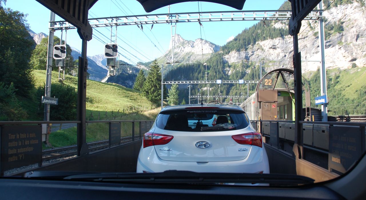 В альпийский городок машины добираются на поезде