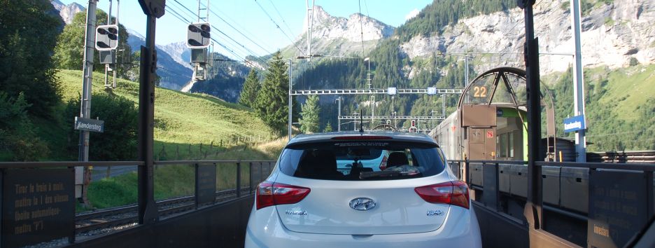 В альпийский городок машины добираются на поезде