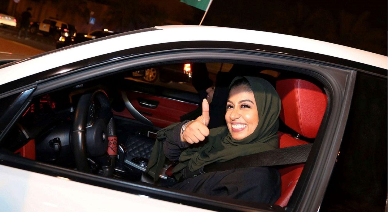 «Я чувствую себя свободной, как птица»: женщины из Саудовской Аравии об отмене запрета на вождение