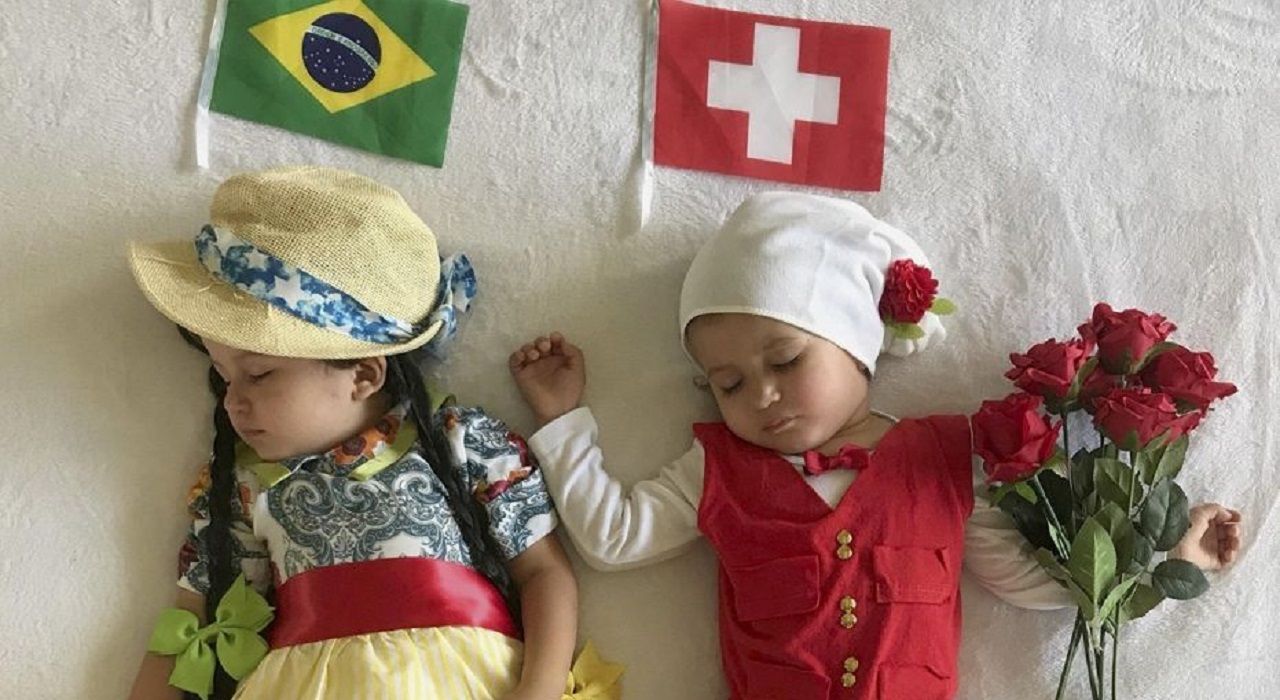 Фанатка Кубка мира по футболу одевает двойняшек в национальные наряды для всех 64 игр