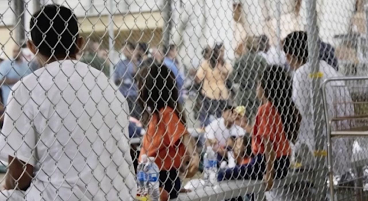 Суд в США постановил прекратить разделение детей-мигрантов с семьями
