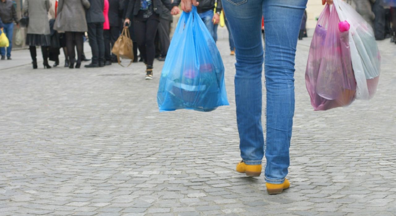 В Австралии ввели запрет на одноразовые пластиковые пакеты: покупатели не оценили инициативу