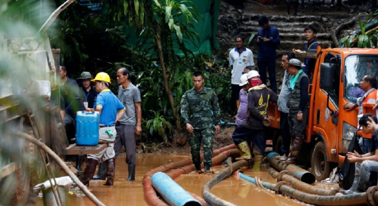 Подростки в пещере Таиланда: спасатели надеются освободить детей до начала дождей