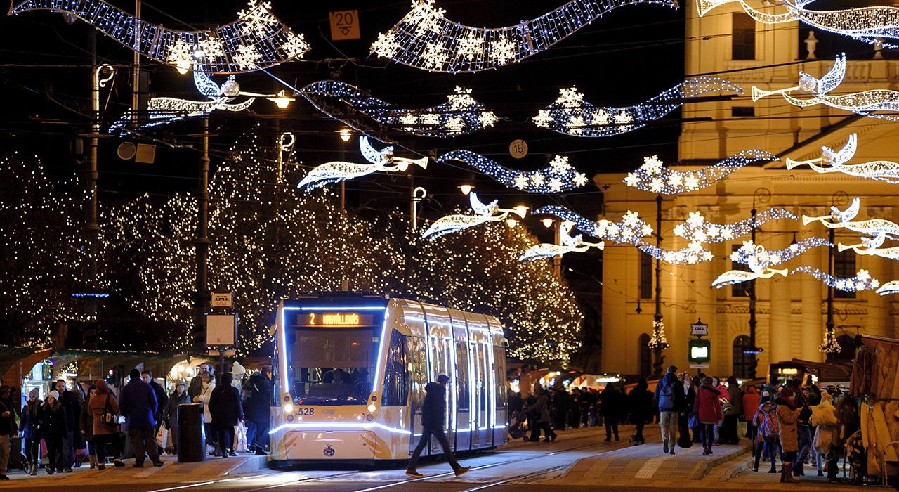 Как венгерские трамваи отмечают Рождество