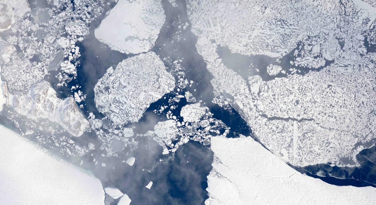 Ученые засняли, как от ледника в Гренландии откололся айсберг