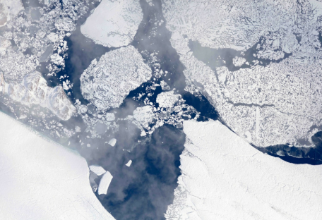 Ученые засняли, как от ледника в Гренландии откололся айсберг