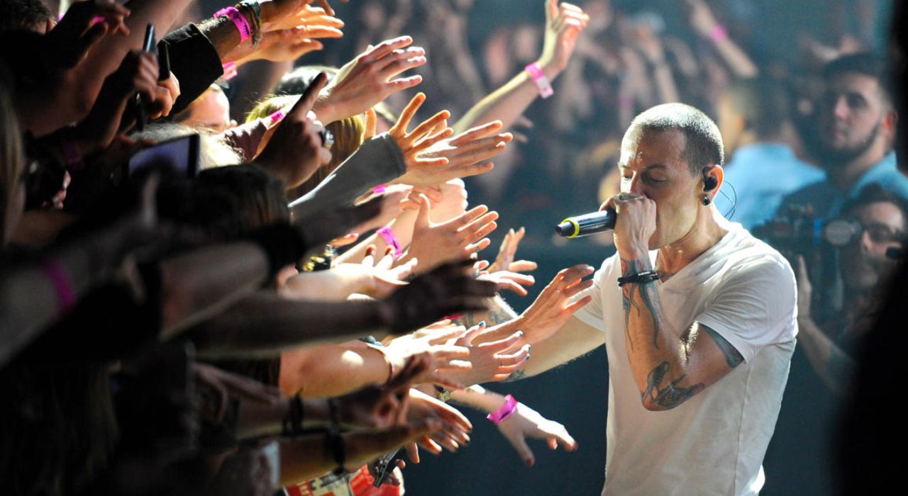 Год без Честера Беннингтона: как изменился мир после самоубийства солиста Linkin Park