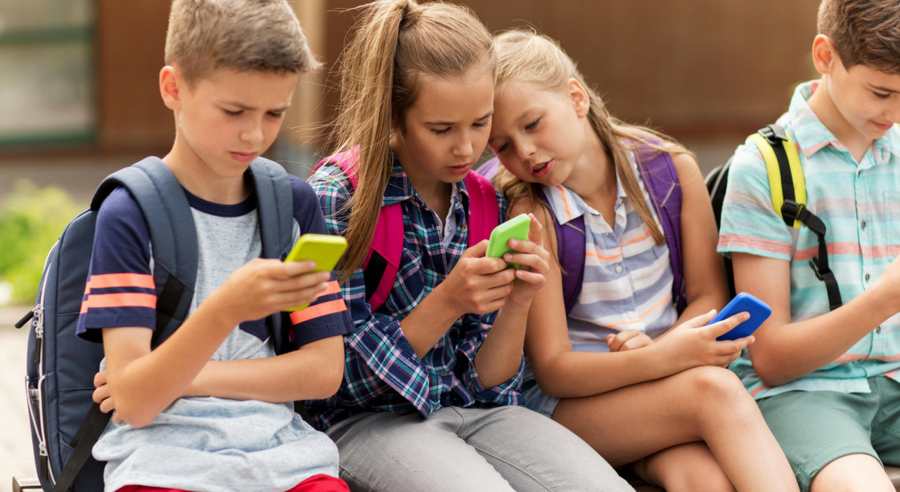 Почему в школах Франции запретили смартфоны и как они влияют на успеваемость