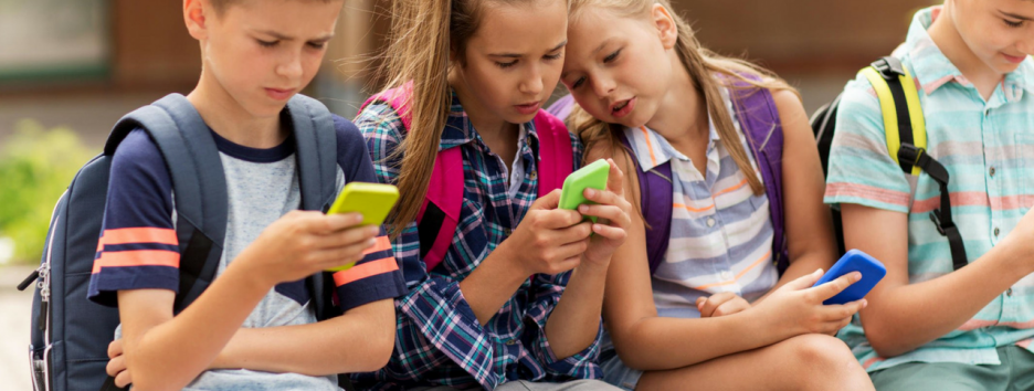 Почему в школах Франции запретили смартфоны и как они влияют на успеваемость