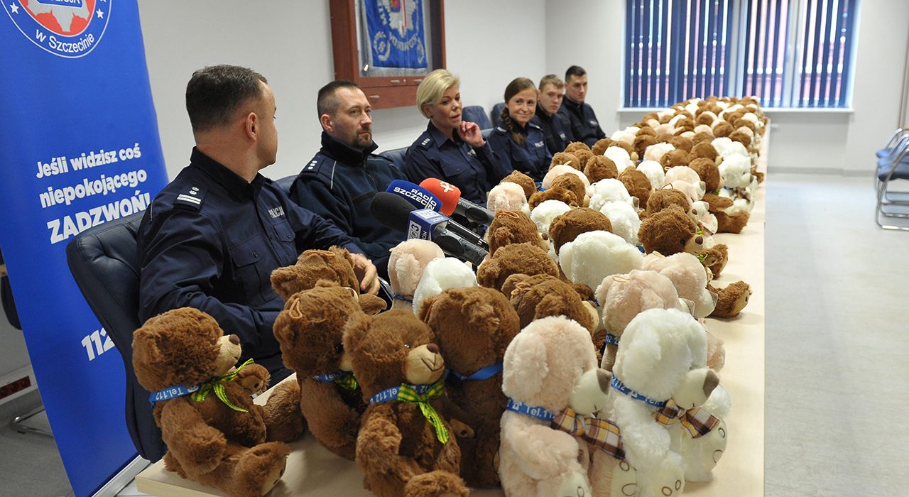 Польские полицейские дарят медвежат жертвам домашнего насилия