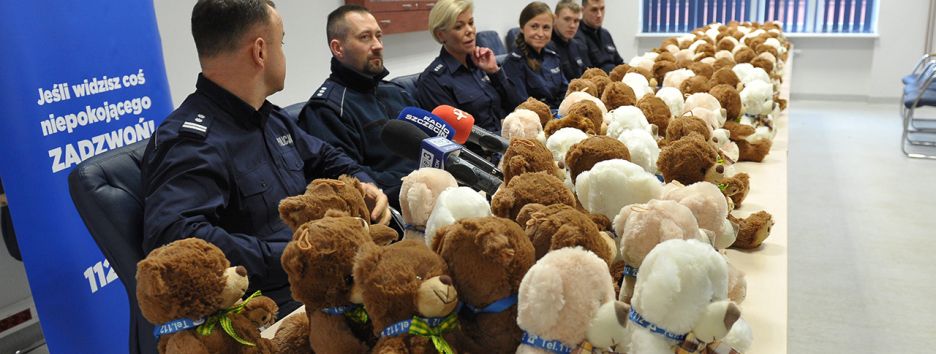 Польские полицейские дарят медвежат жертвам домашнего насилия