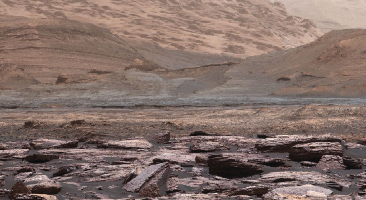 НАСА опубликовало снимки разноцветного марсианского ландшафта