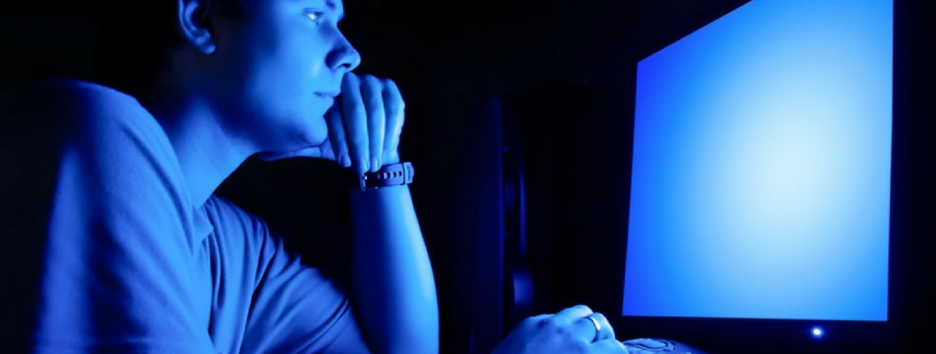 Как синий свет от экранов компьютеров и смартфонов вредит зрению