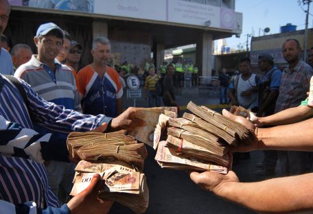 Денежная паника: в Венесуэле изымают крупные купюры