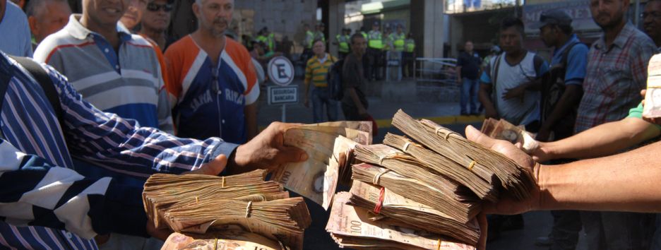 Денежная паника: в Венесуэле изымают крупные купюры