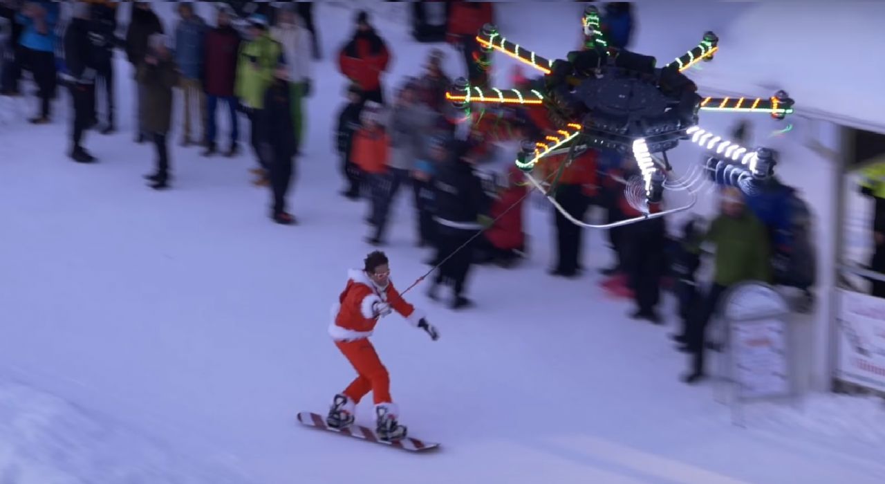 Рождественское видео: полет Санта-Клауса на дроне