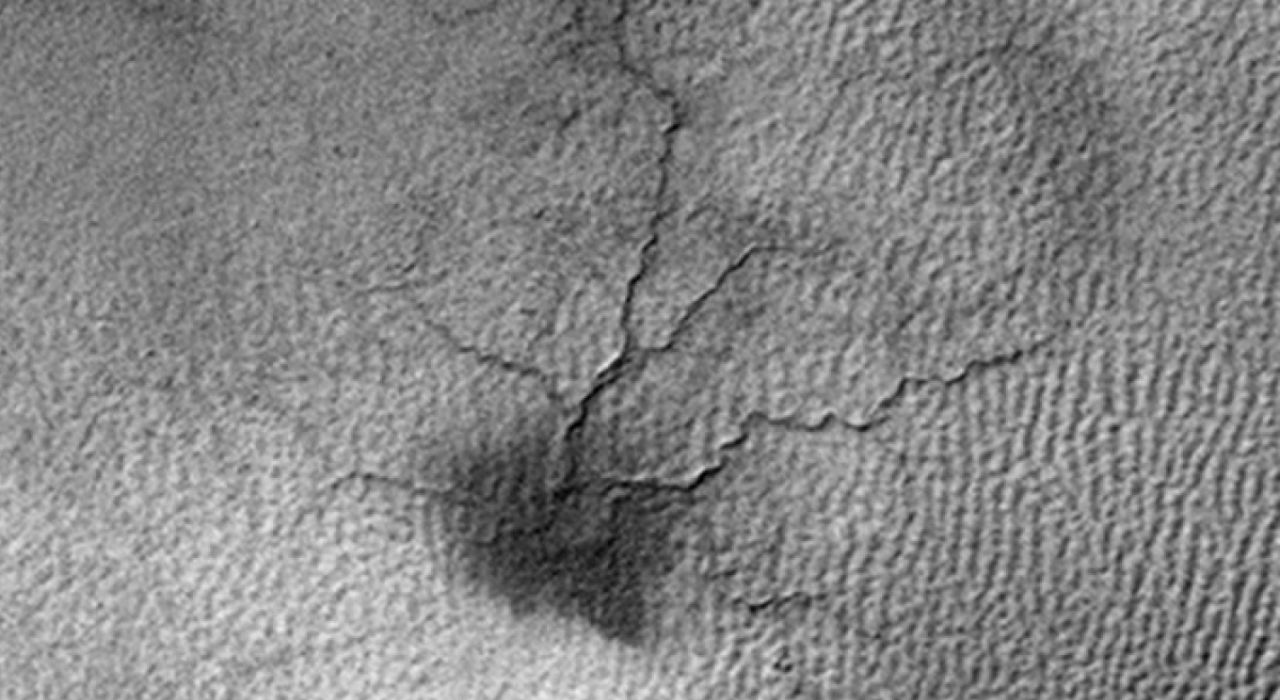 Ученые раскрыли механизм появления каньонов-«пауков» на Марсе