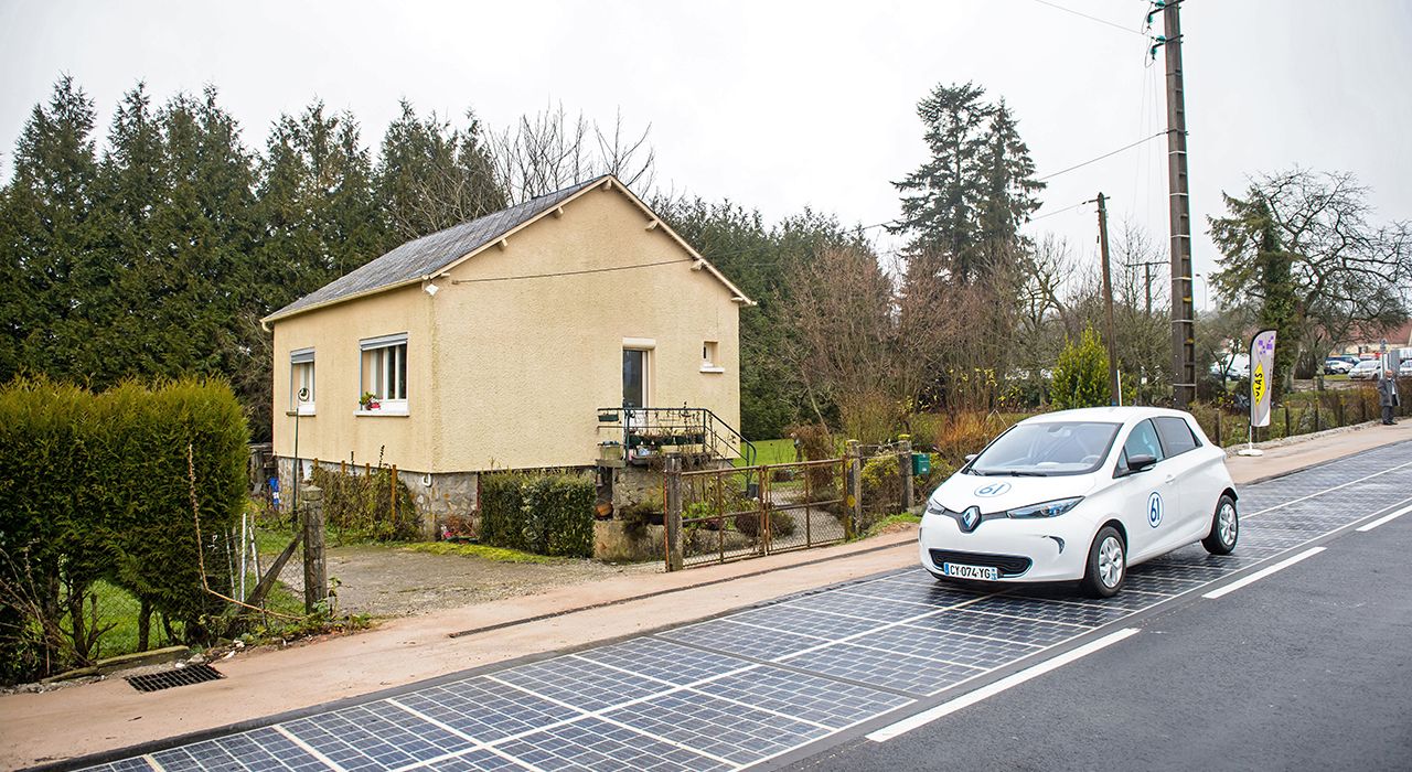 Во Франции открыта автодорога на солнечных батареях
