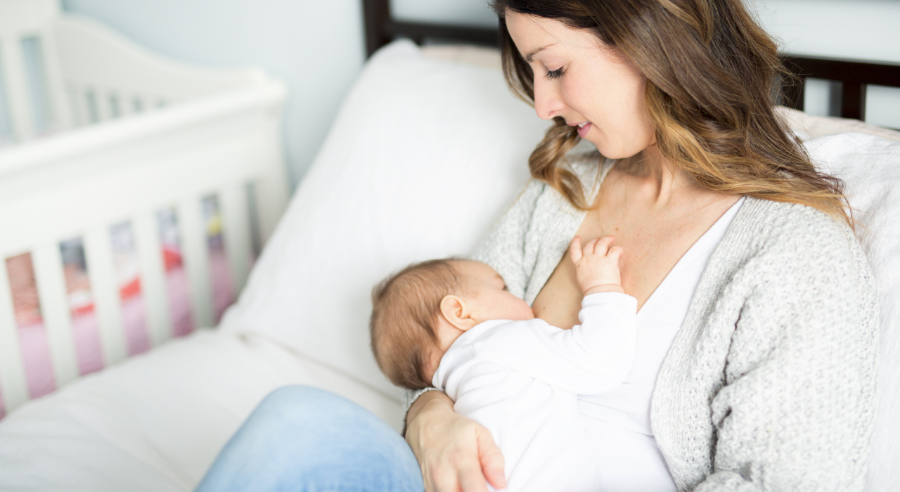 Чем полезно грудное молоко и как долго кормить ребенка грудью: советы педиатра