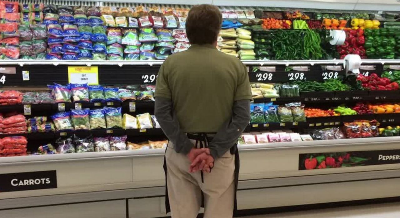 Ответственный работник супермаркета стал объектом Photoshop-батла