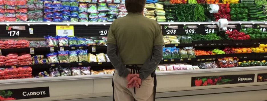 Ответственный работник супермаркета стал объектом Photoshop-батла