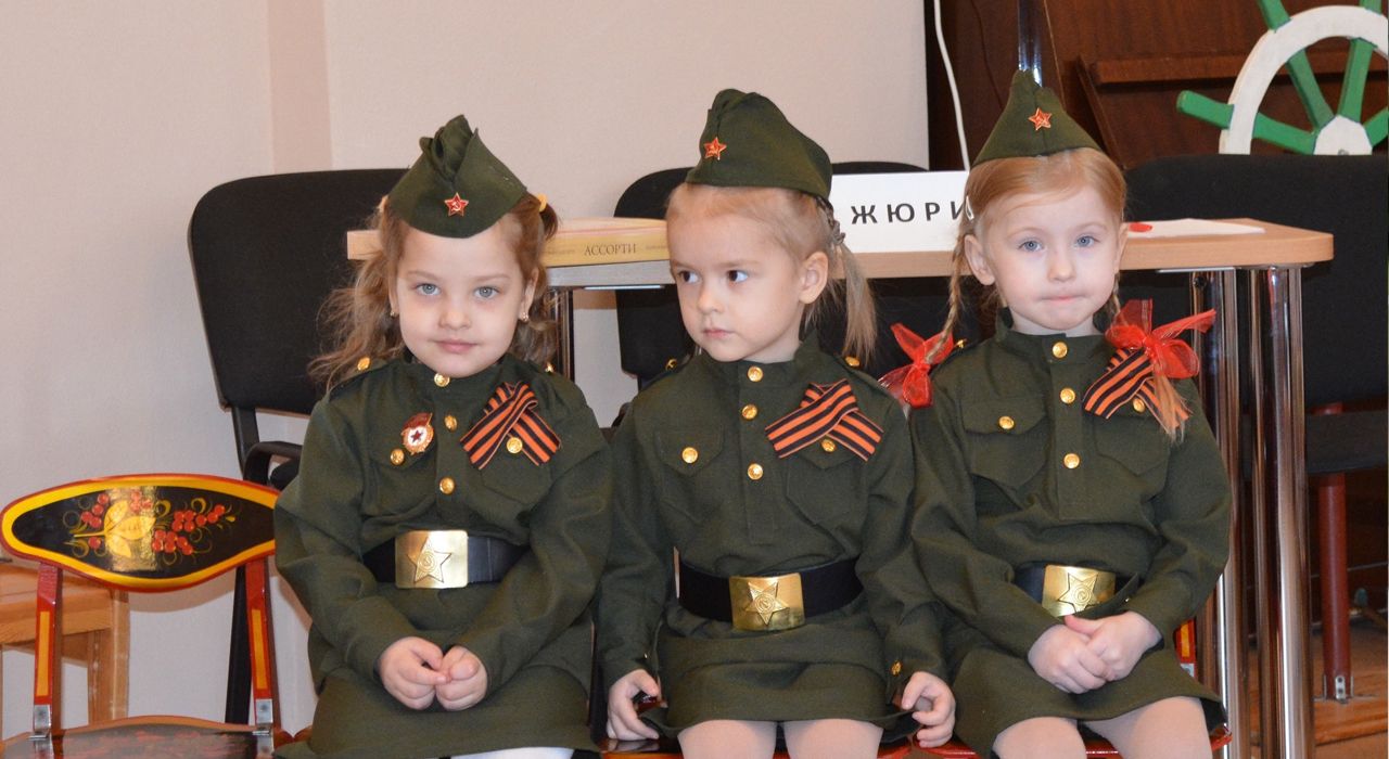 Как детей на неподконтрольных территориях учат ненавидеть Украину и любить «Русский мир»