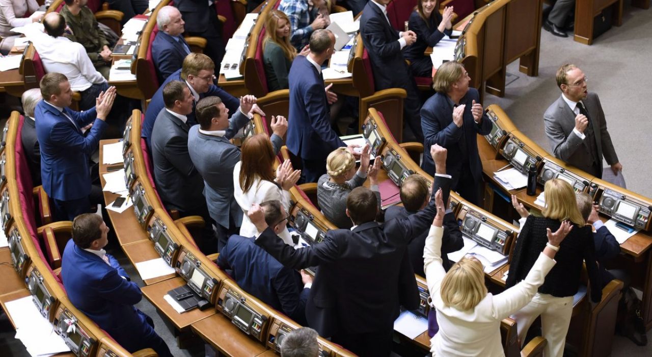 Парламентская реприза о визах: почему депутаты снова не ввели визы для россиян