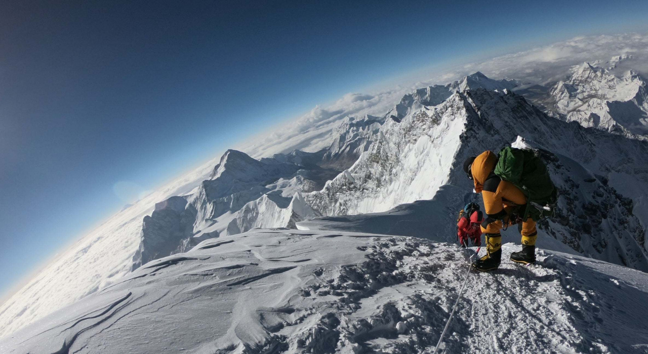 Толпа на Эвересте: почему на высочайшей вершине мира погибает все больше людей