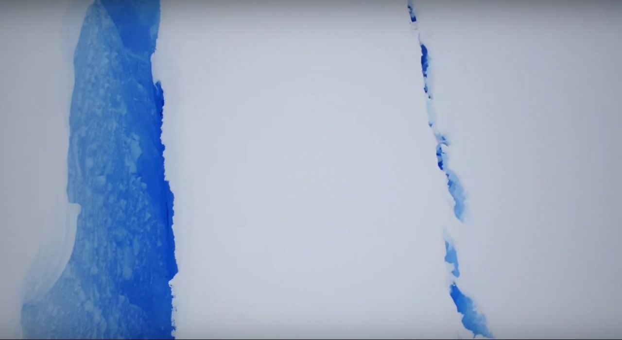 Беспилотник снял огромную трещину в Антарктиде (видео)