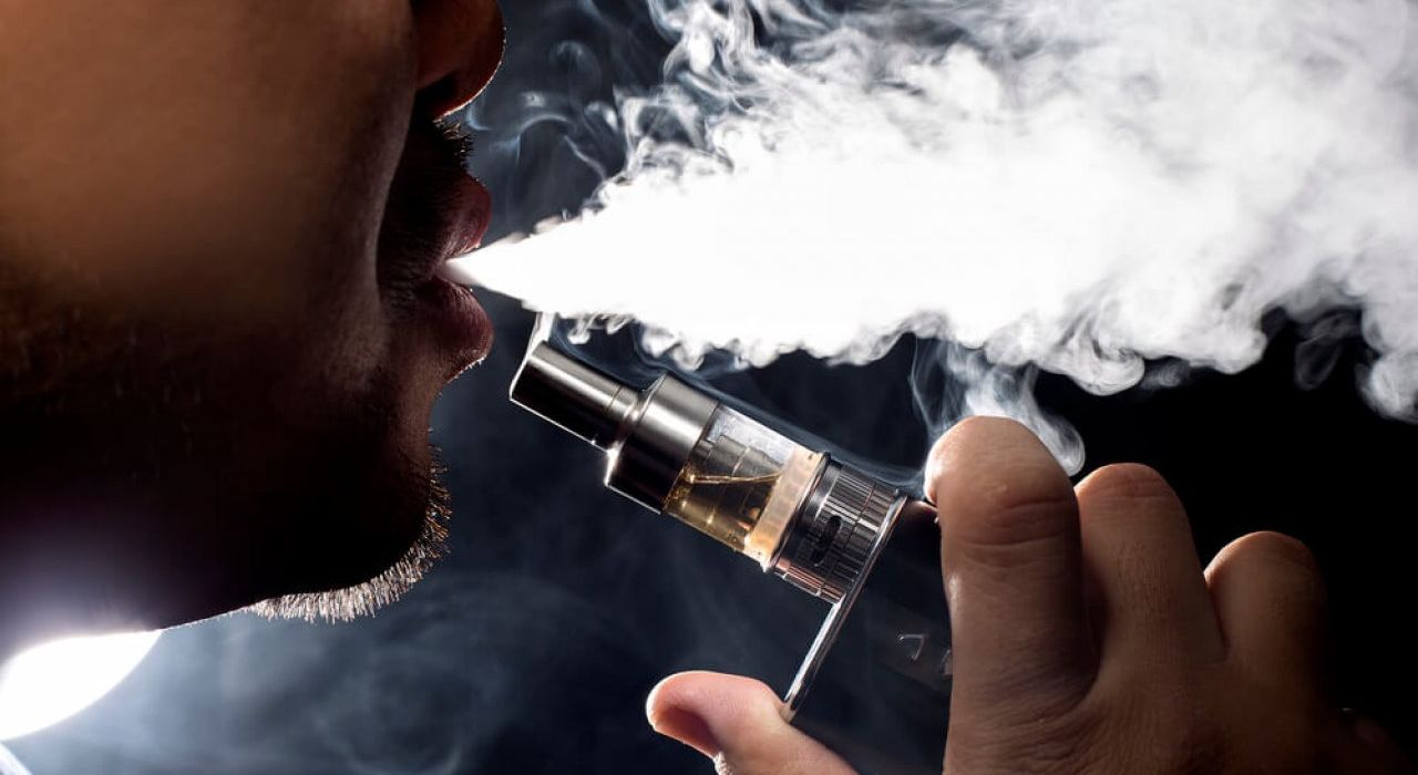 Вред электронных сигарет: ученые рассказали, как вейпинг может вызвать бронхит и пневмонию