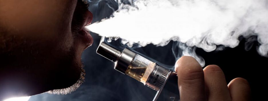 Вред электронных сигарет: ученые рассказали, как вейпинг может вызвать бронхит и пневмонию
