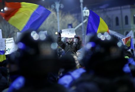Министр в Румынии подал в отставку из-за антикоррупционных протестов