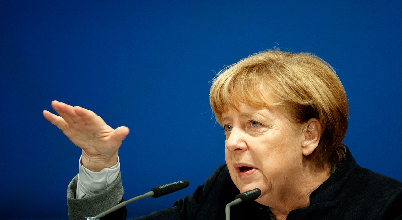 Конкуренты по парламентской гонке настигают Меркель