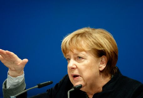 Конкуренты по парламентской гонке настигают Меркель