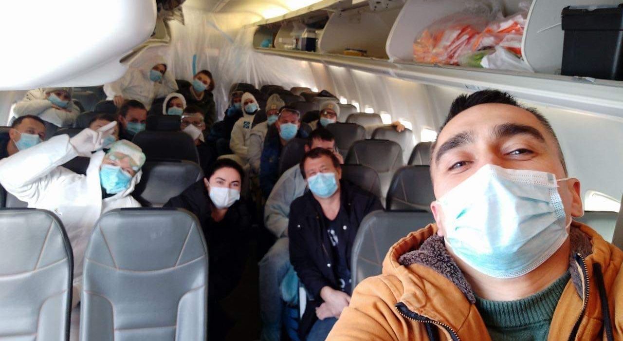 Самолет, который ждали не все: позитивные и постыдные детали эвакуации из Уханя – фото, видео