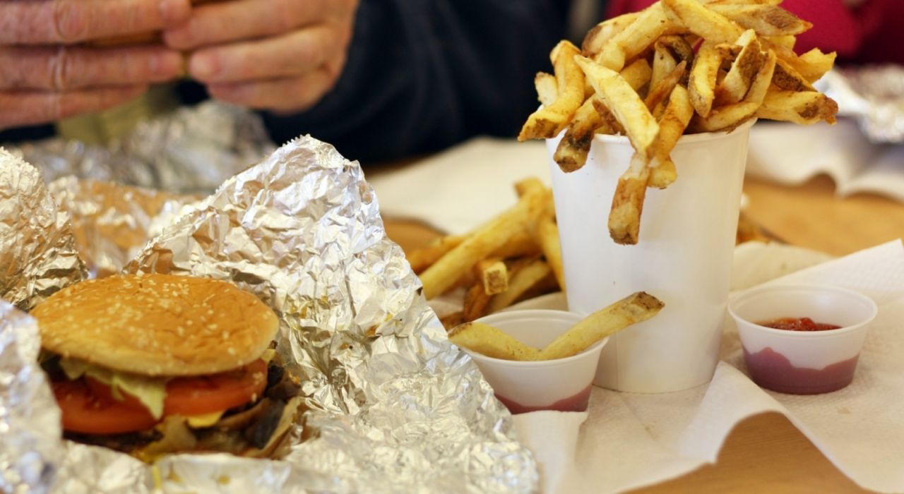Мозг не скажет спасибо: ученые доказали губительное воздействие вкусной еды