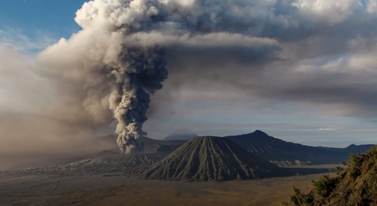 Катастрофическое извержение: ученые раскрыли правду о почти полном уничтожении человечества - фото