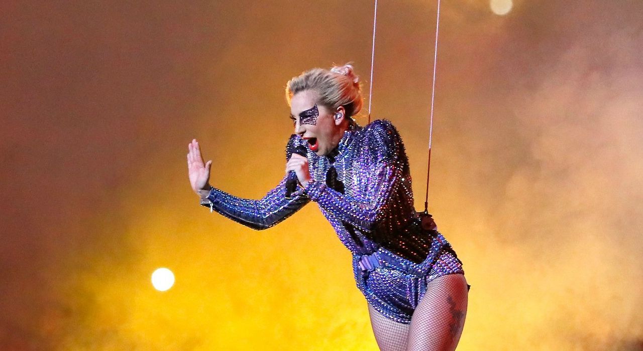 Леди Гага научилась летать для выступления на Super Bowl